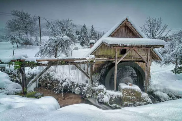 Mühle im Schnee im Schwarzwald