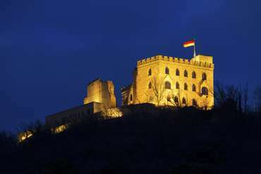 Das Hambacher Schloss in der Morgendämmerung