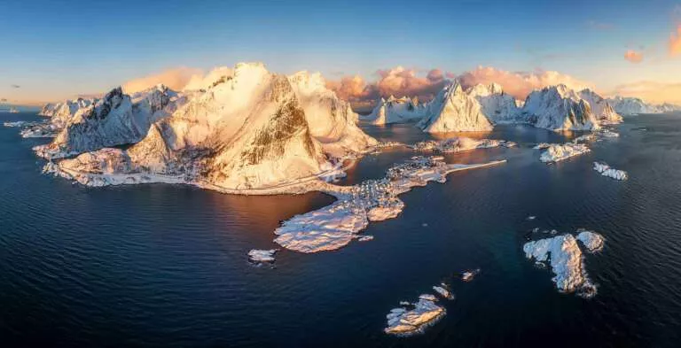 Panorama Norwegens Berge am Meer