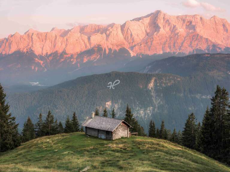 Eine einsame Alm mit roten Bergen im Karwendel in den Bayerischen Alpen