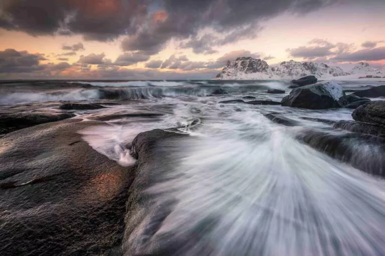 Wellen brechen an großen Felsen auf den Lofoten im Winter