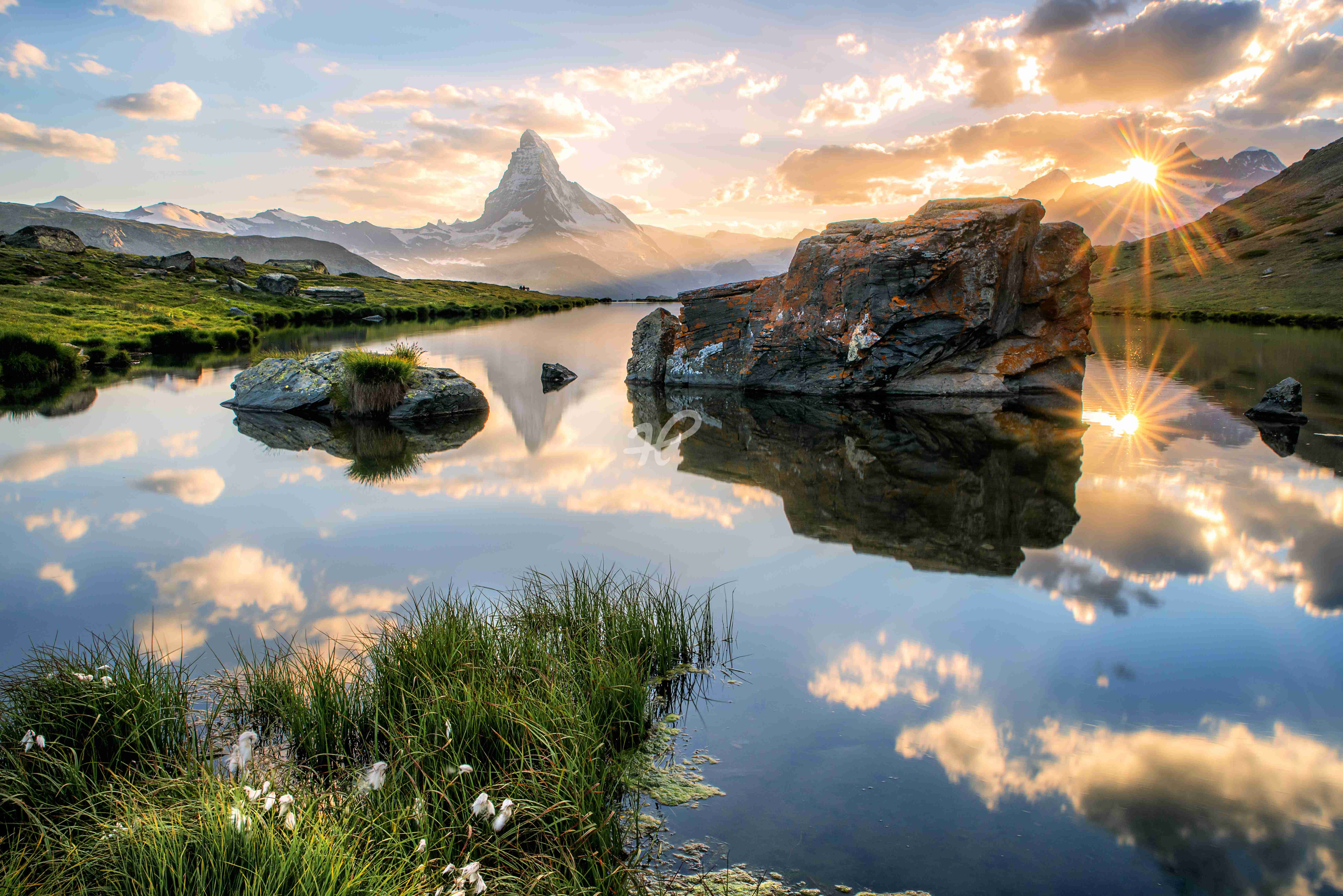 Matterhorn spiegelt sich im See zum Sonnenuntergang