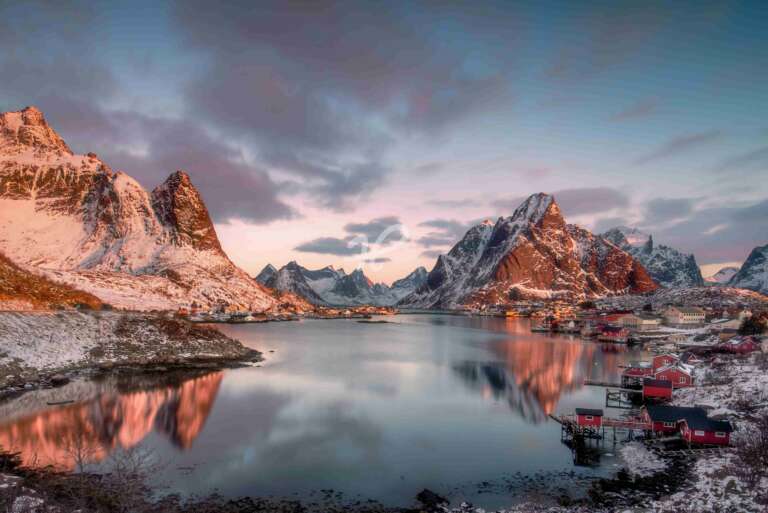 Fjord zum Sonnenaufgang in Norwegen