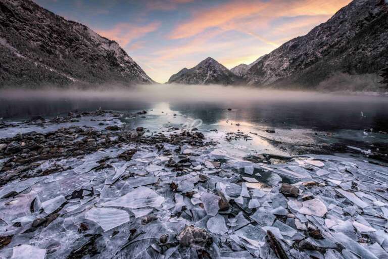 Gebrochenes Eis am Heiterwanger See zum Sonnenaufgang