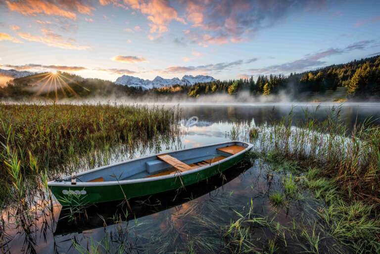 Ruhe zum Sonnenaufgang mit Boot am Geroldsee