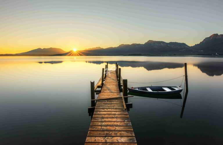 Das Boot am Forggensee zum Sonnenaufgang