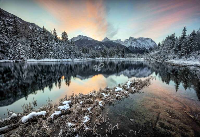 Frostiger morgen an einem See in den Bayerischen Alpen