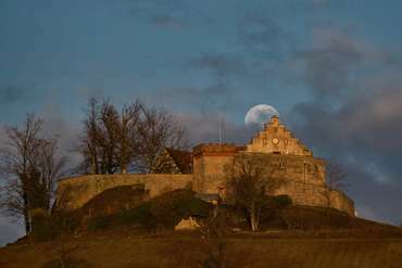 Schloss Staufenberg mit Mond im Hintergrund