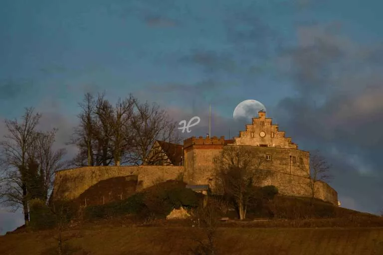 Schloss Staufenberg mit Mond im Hintergrund