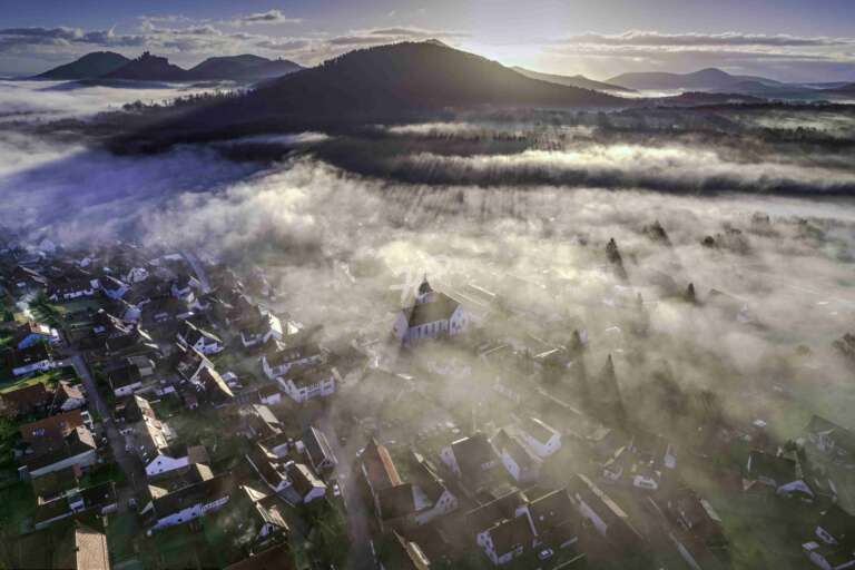 Luftaufnahme von Wernersberg im Nebel mit Sonnenstrahlen