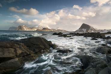 Himmel im Wasser an der norwegischen Küste