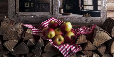 Äpfel auf Holzbiege