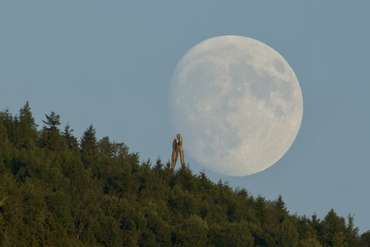 Lothardenkmal vor Mond