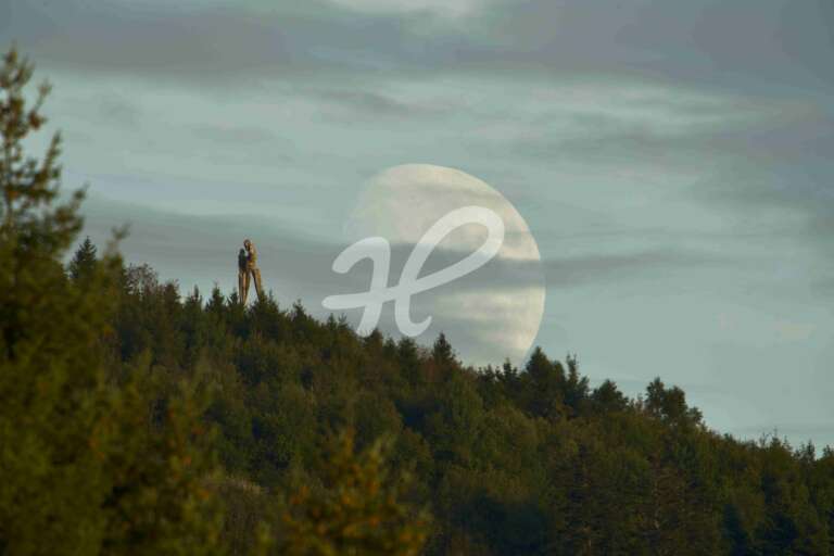 Mondaufgang hinter dem Lothardenkmal 3km entfernt