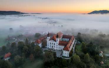 Kloster Kochel im Nebel in Bayern