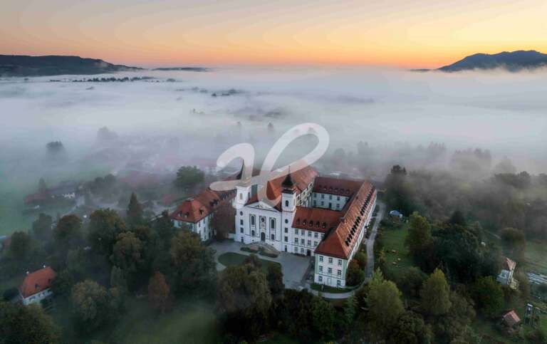 Kloster Kochel im Nebel in Bayern