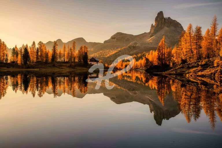 Federasee in Südtirol in Italien im Herbst mit spiegelglattem Wasser und Sonnelicht