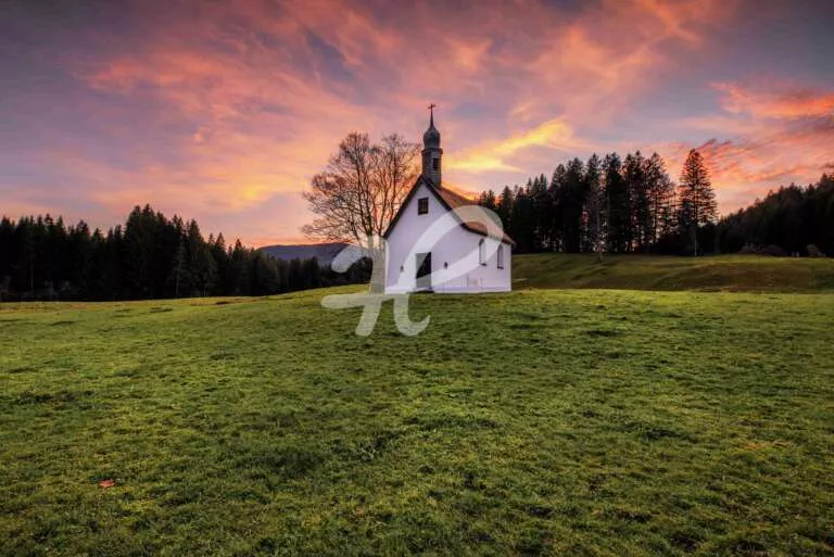 Eine kleine Kapelle bei Huglfing in Bayern zum Sonnenuntergang