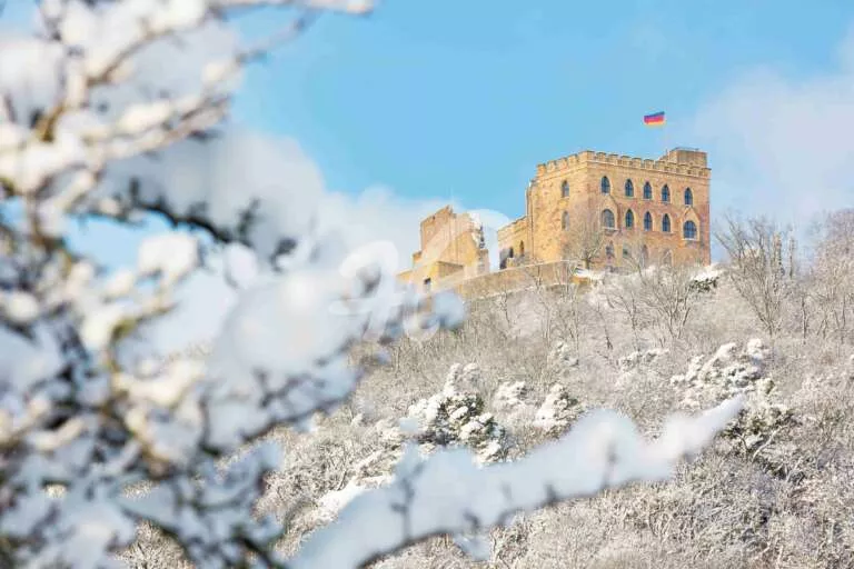 Das Hambacher Schloss nach Neuschnee
