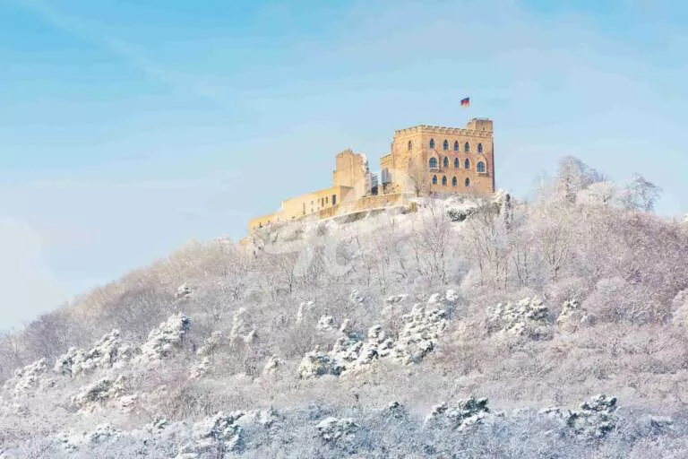 Hambacher Schloss auf verschneitem Hügel