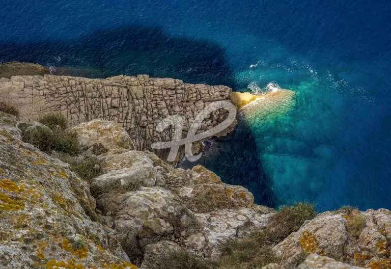 Blick in die Tiefe aufs Meer am Cap Formentor auf Mallorca