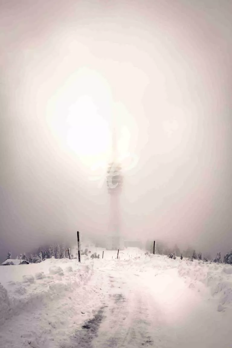 SWR Funkturm auf der Hornisgrinde mit Schnee und Nebel im Winter