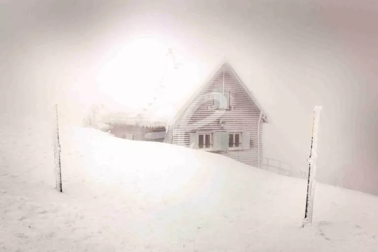 Schutzhütte auf der Hornisgrinde im Winter bei Schnee und Eis