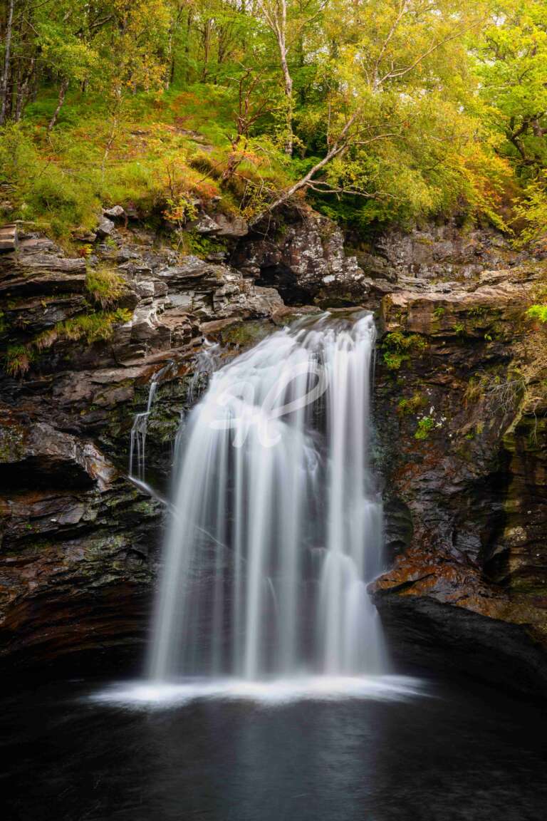 Herbstlicher Wasserfall in Schottland