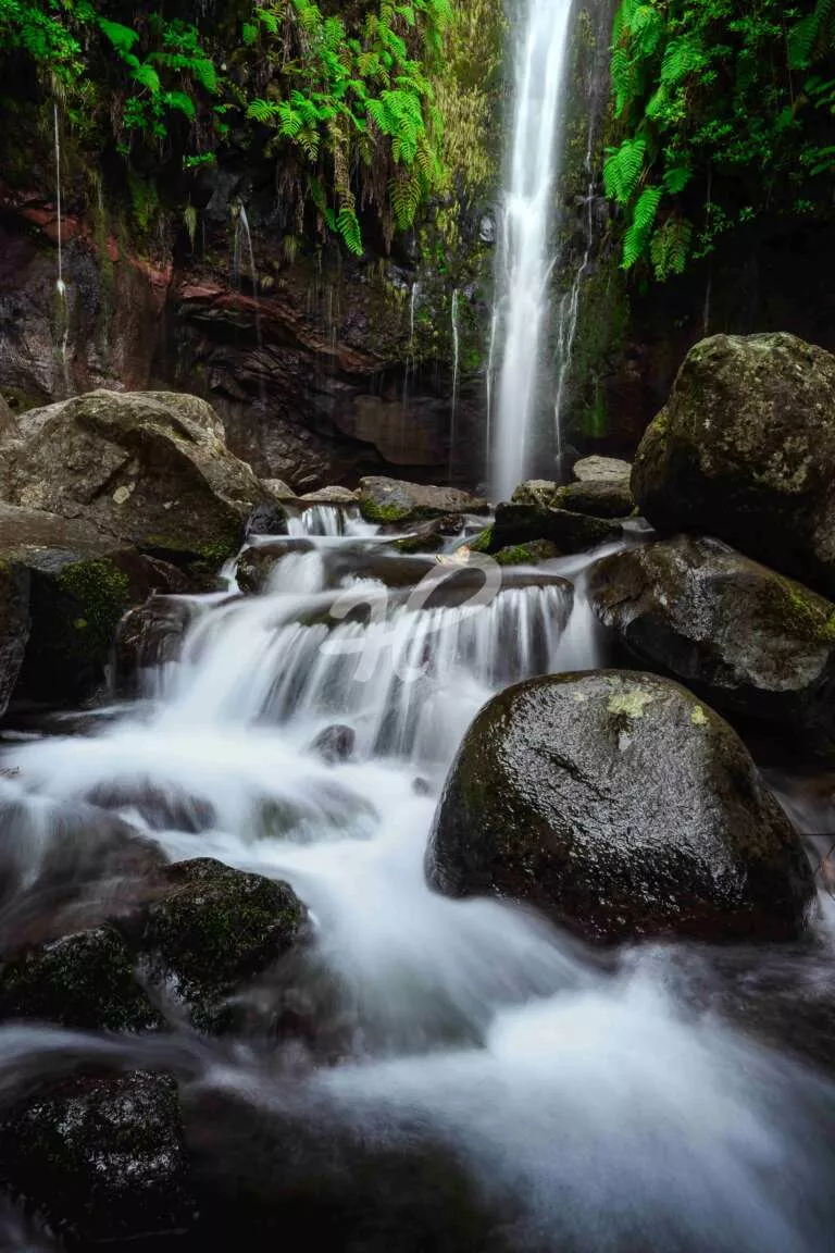 Einsamer Wasserfall auf Madeira