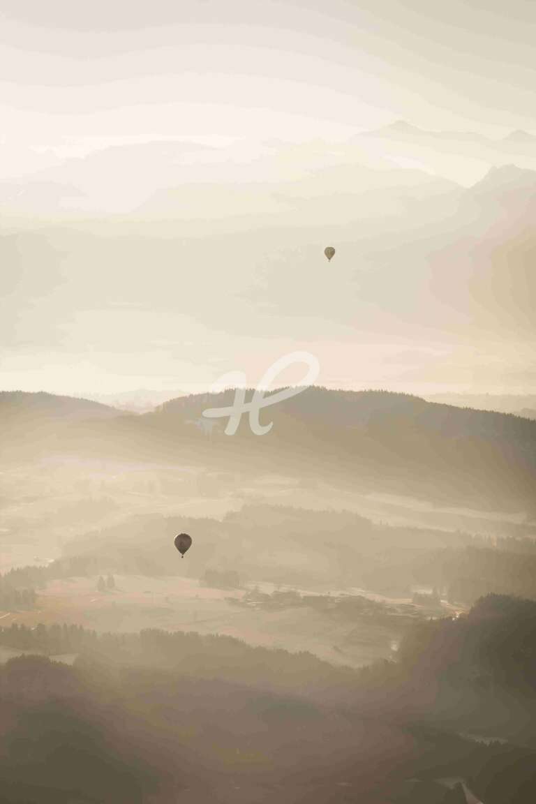 Ballons im Morgenlicht über Seeg im Allgäu
