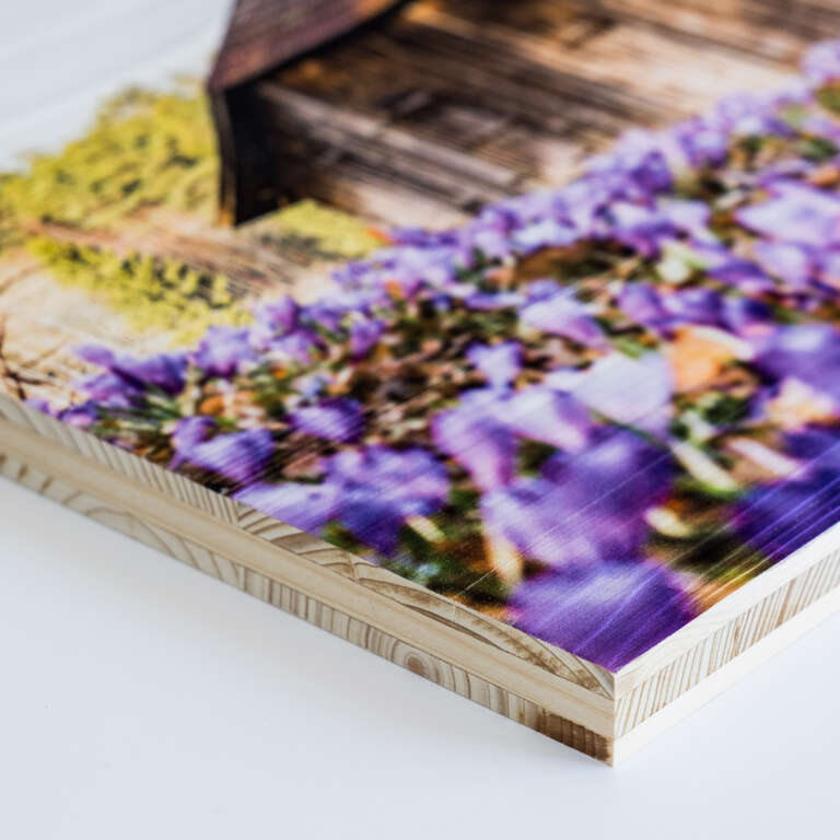 Produktfoto eines Wandbilds auf Holz, Detailaufnahme von einer Ecke