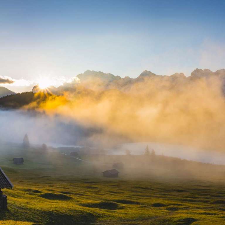 Der Geroldsee träumt im Nebel – Sonnenaufgang in Oberbayern