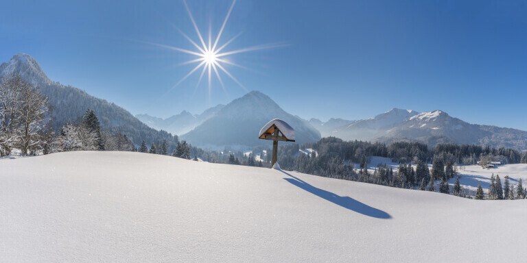 Feldkreuz Oytal bei Oberstdorf an einem sonnigen Wintertag