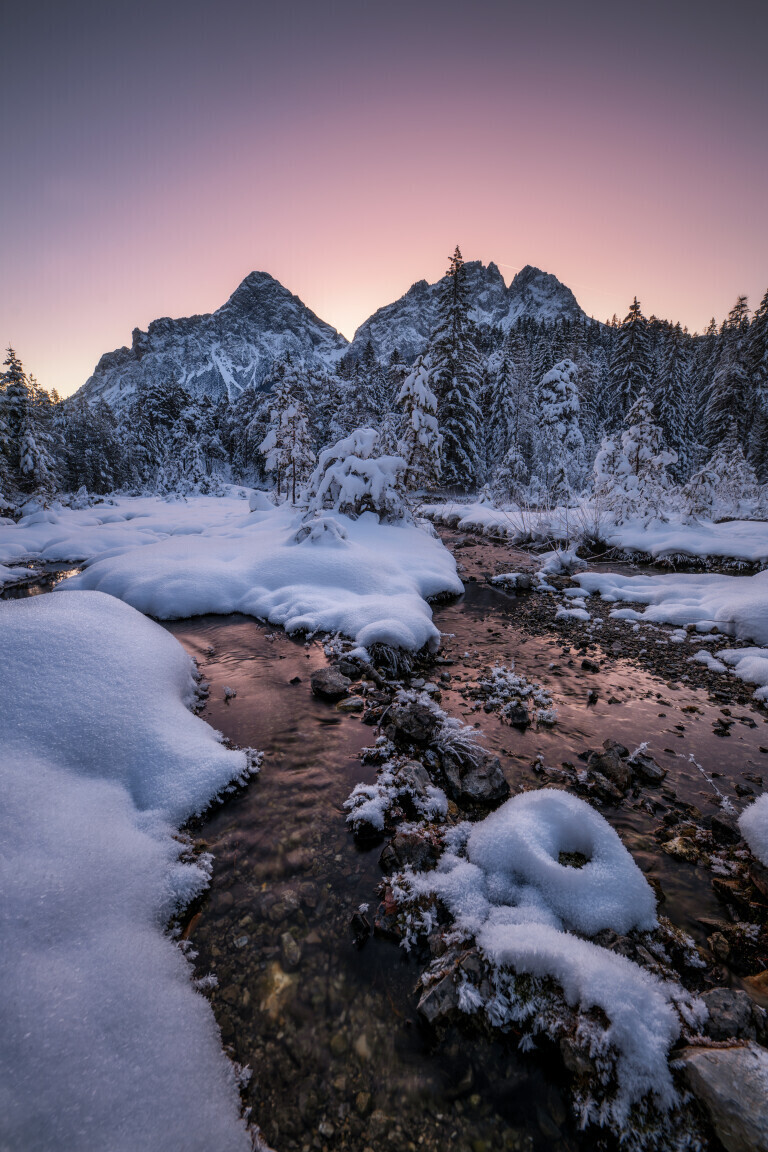 Berge und bäume mit schnee und bächen im winter