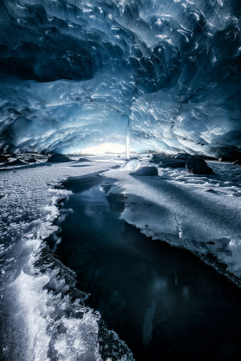 Eishöhle in der Schweiz mit einem Bach im Morteratsch Glechtscher