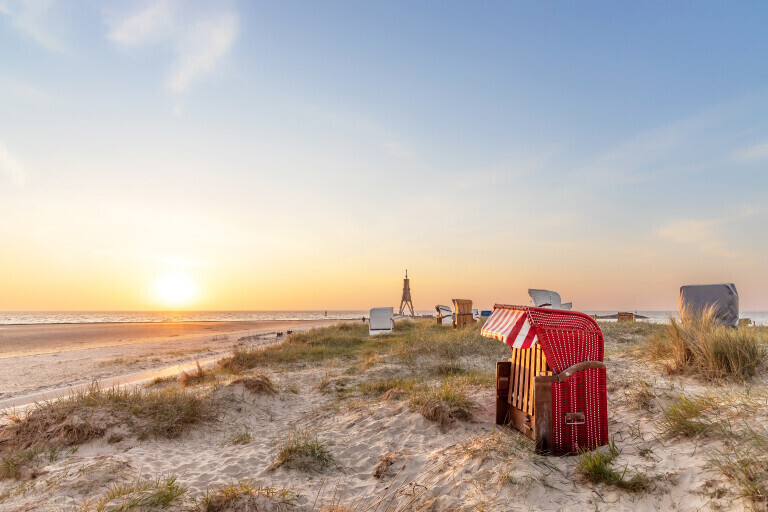 Strandkörbe im Sonnenaufgang