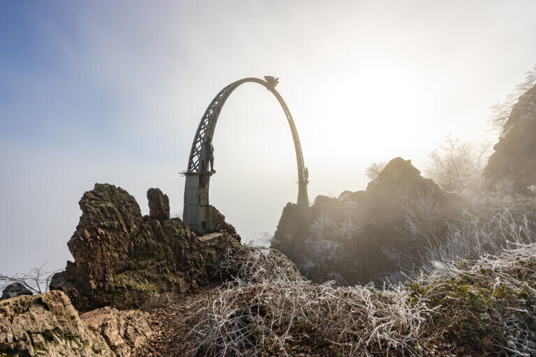 Adlerbogen im Nebel