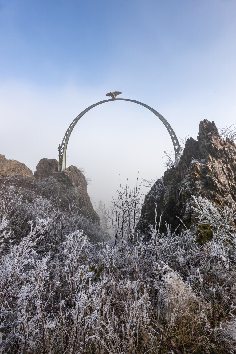 Adlerbogen im Nebel