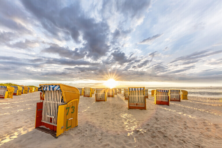 Strandkörbe im Sonnenuntergang