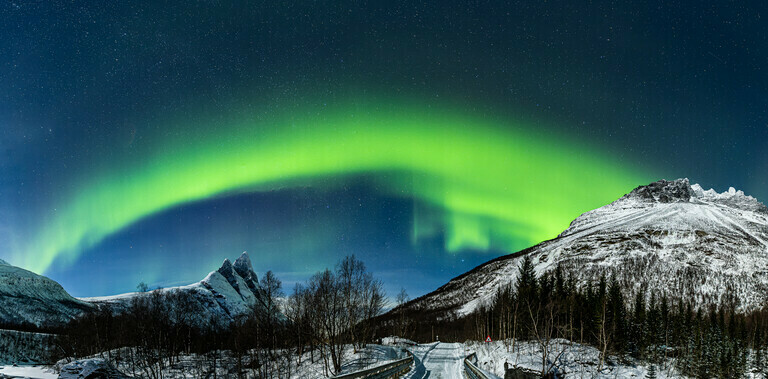 Polarlichtbogen im norwegischen Winter