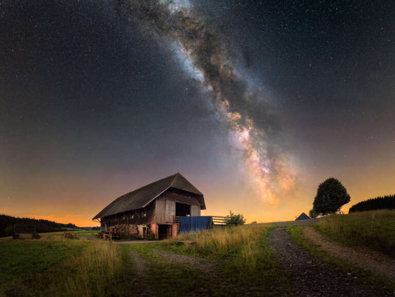 Milchstraße über einer alten Scheune im Schwarzwald