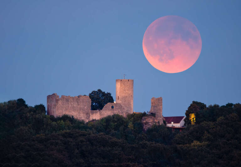 Mondfinsternis über der Ruine Wolfstein: Blutmondnacht in Neumarkt, Oberpfalz