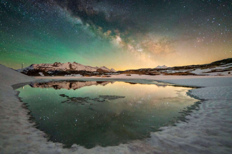 Milchstraße über dem gefrorenen Totensee: Nachtlandschaft am Grimselpass in den Schweizer Alpen