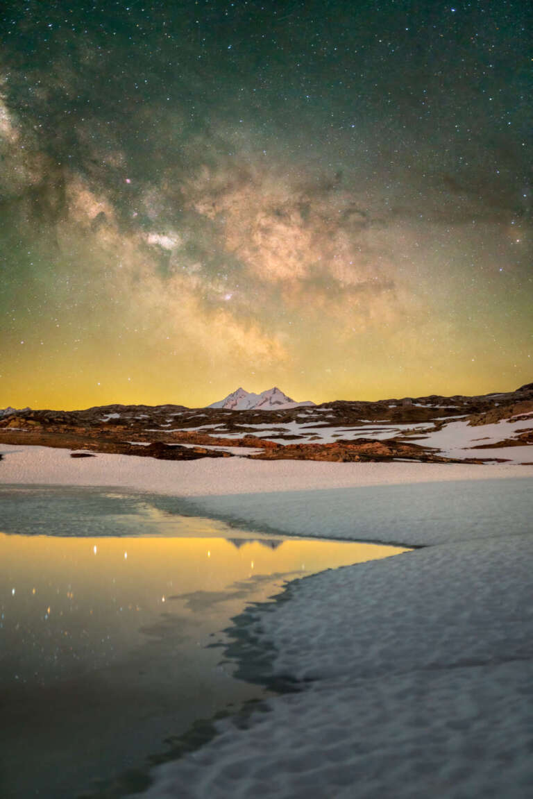 Nacht am Grimselpass: Milchstraße über dem gefrorenen Totensee