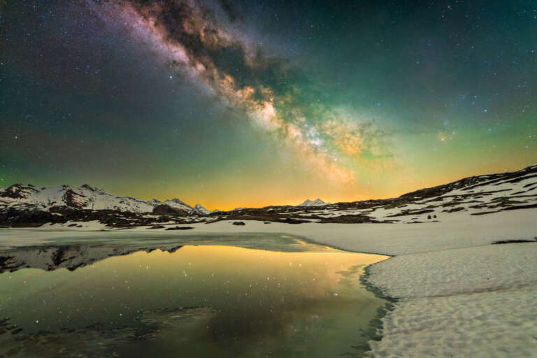 Gefrorener Totensee unter der Milchstraße – Grimselpass, Schweizer Alpen