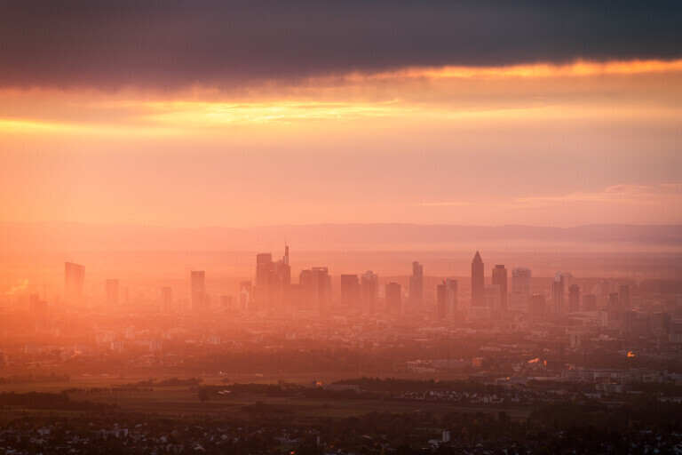 Skyline Frankfurt im Herbst mit Nebel