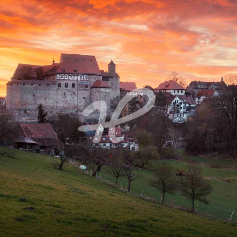 Himmelsröte über der Cadolzburg in Markt