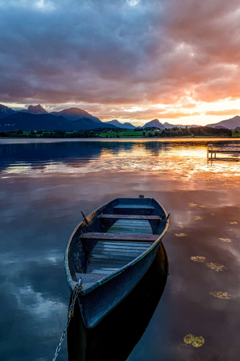 Ruderboot im Sonnenuntergang