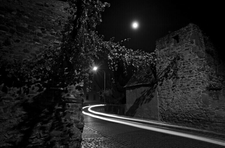Alte Stadtmauer bei Nacht in Freinsheim