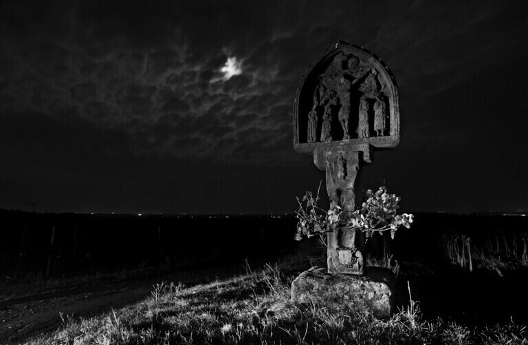 Das schwarze Kreuz bei Nacht